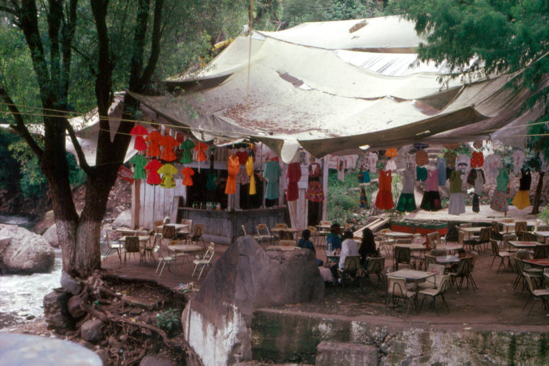 Vestidos Flotando (Flying Dresses)